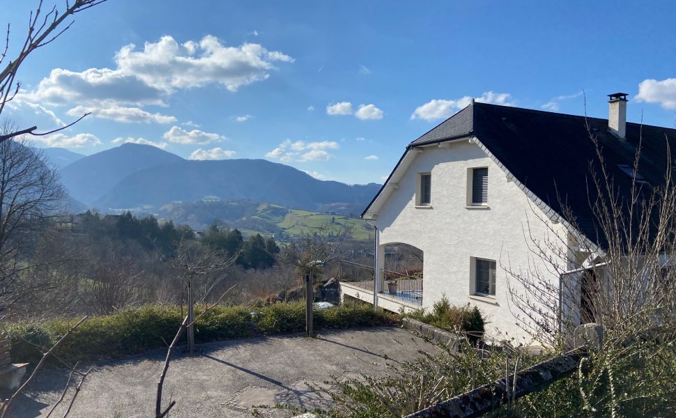  Maison contemporaine avec vues spectaculaires proche d'un village Pyreneen